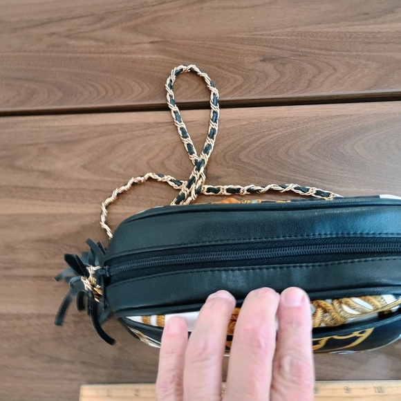 Elegant Black and Gold Women's Bag - Picture 5 of 9